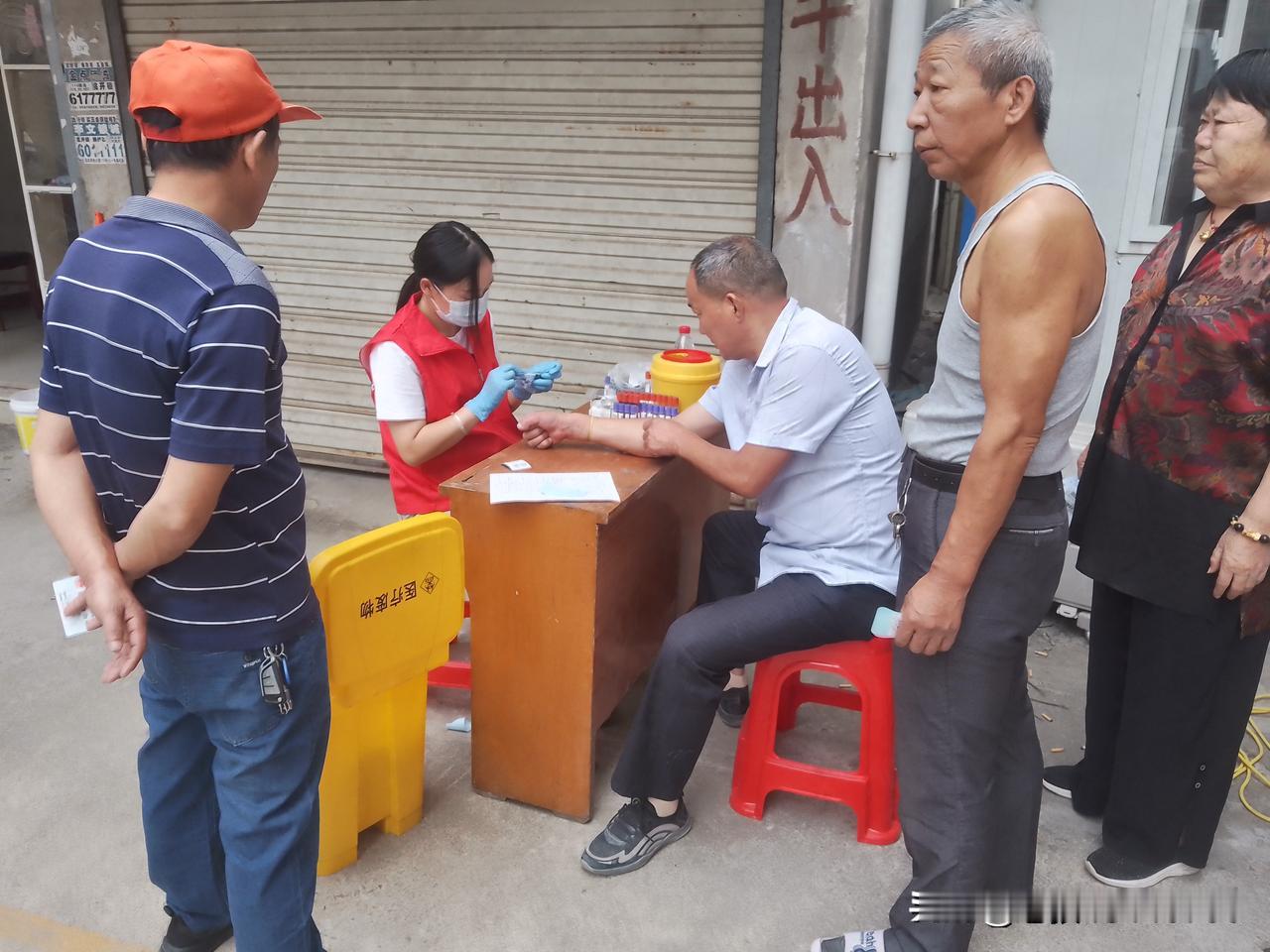 为何环卫工人工资低仍有人愿意从事这份工作？这一问题涉及多方面原因：

岗位不足，