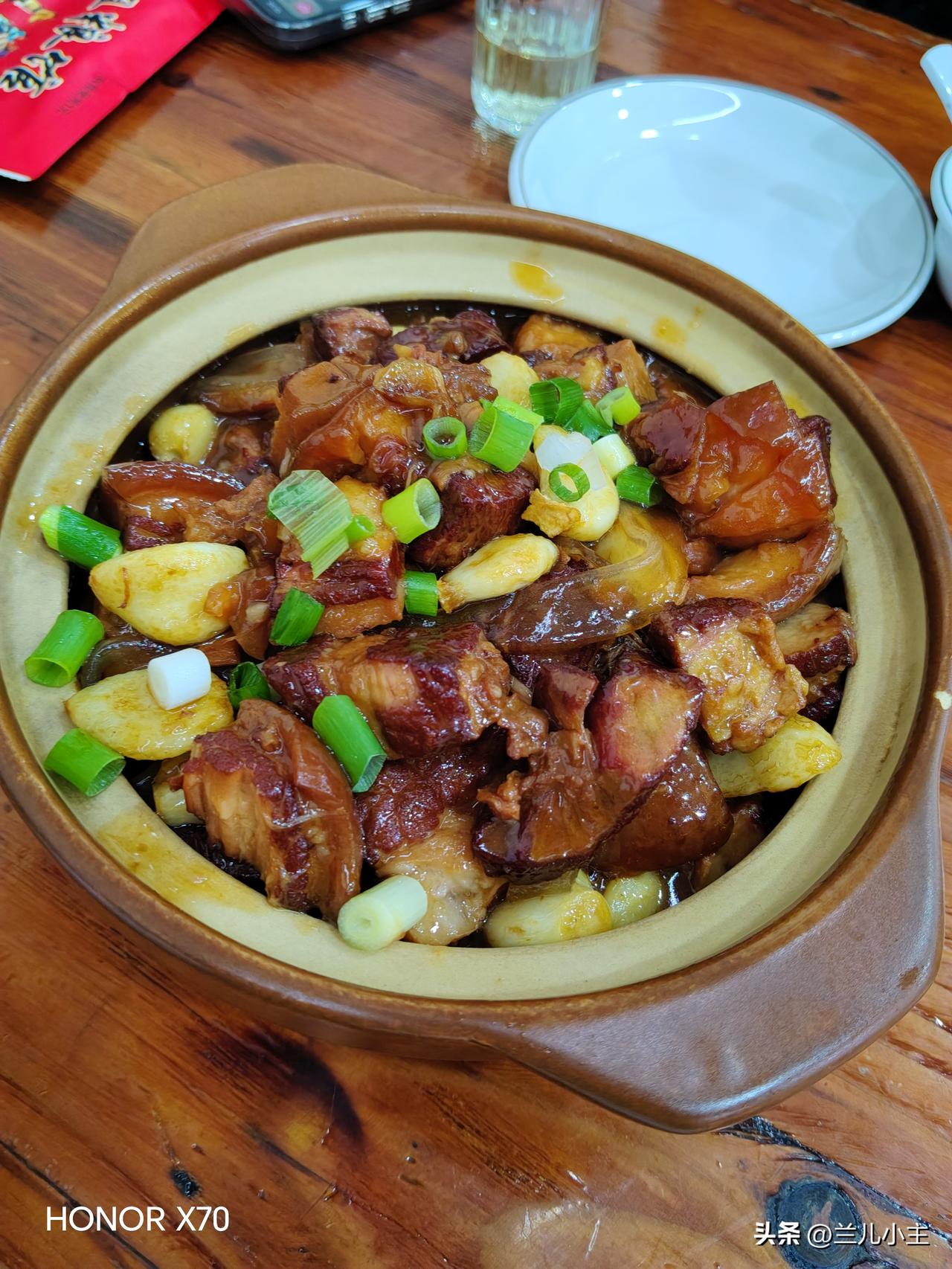 今天去闺女家待了一天，中午一起吃个饭，点了两个菜，两碗饭，花了107 元，也没吃