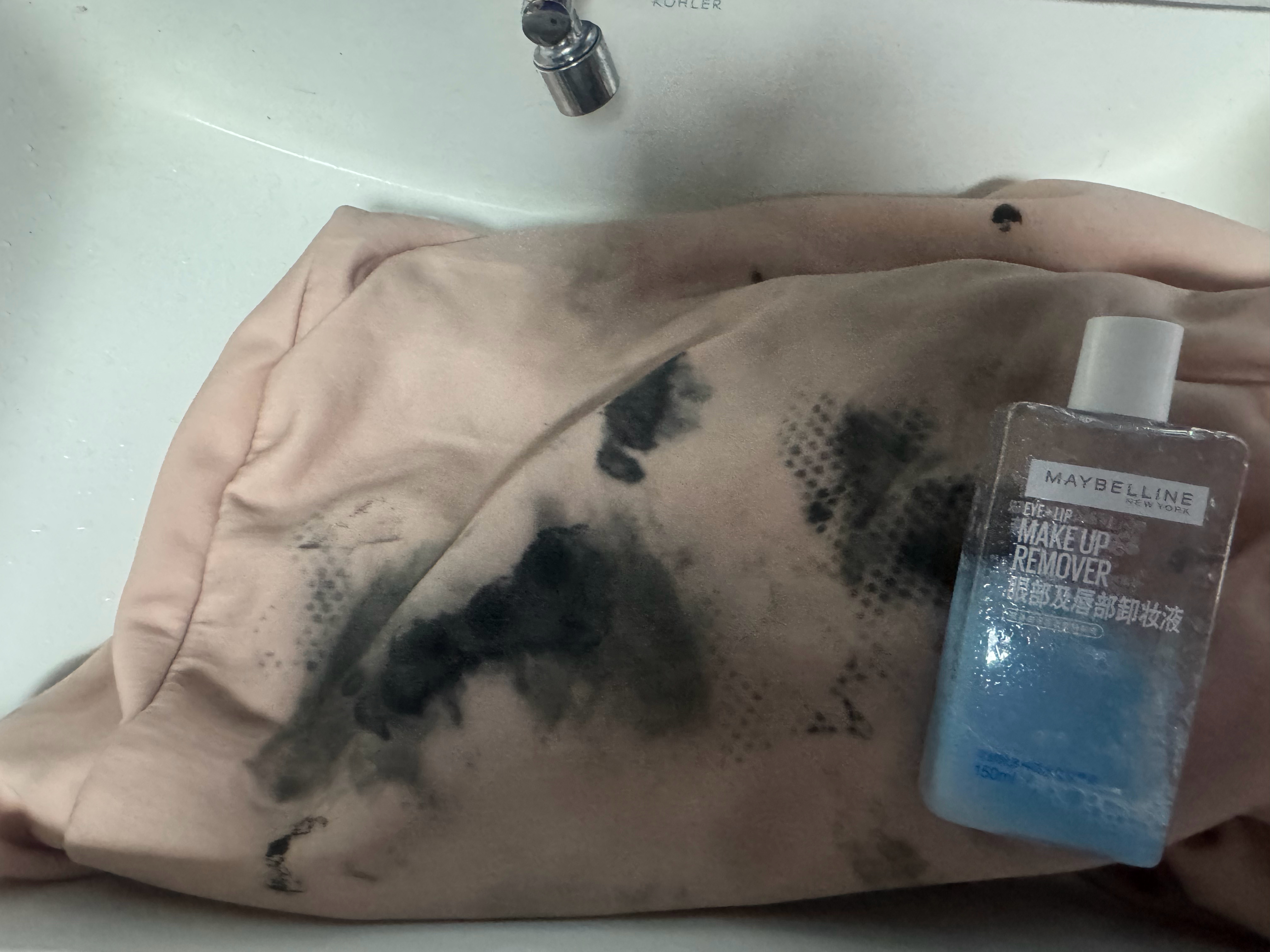 衣服口袋里的笔没拿出来，就这样了用了大半瓶美宝莲越搓越多。。。。。唉，只能说，这