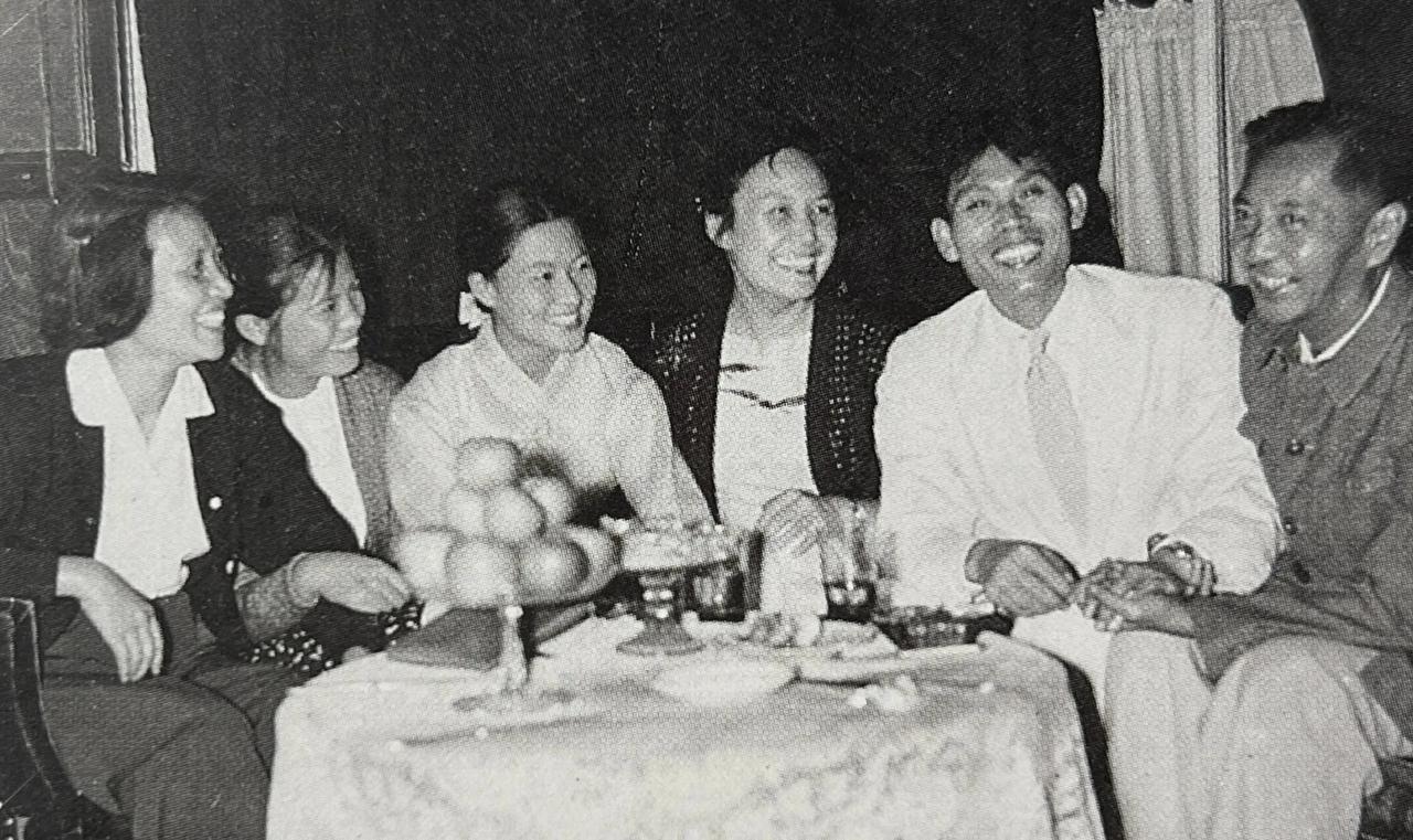 1959年朝鲜电影代表团来到长影与白杨 张圆 贺小书交谈