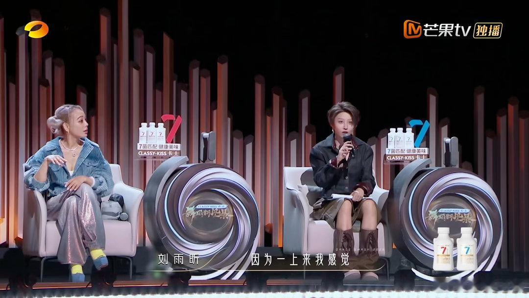 宁静的位置能不能让我上去坐两集 光是坐在这个位置上整个人气场感觉都不一样，难怪宁