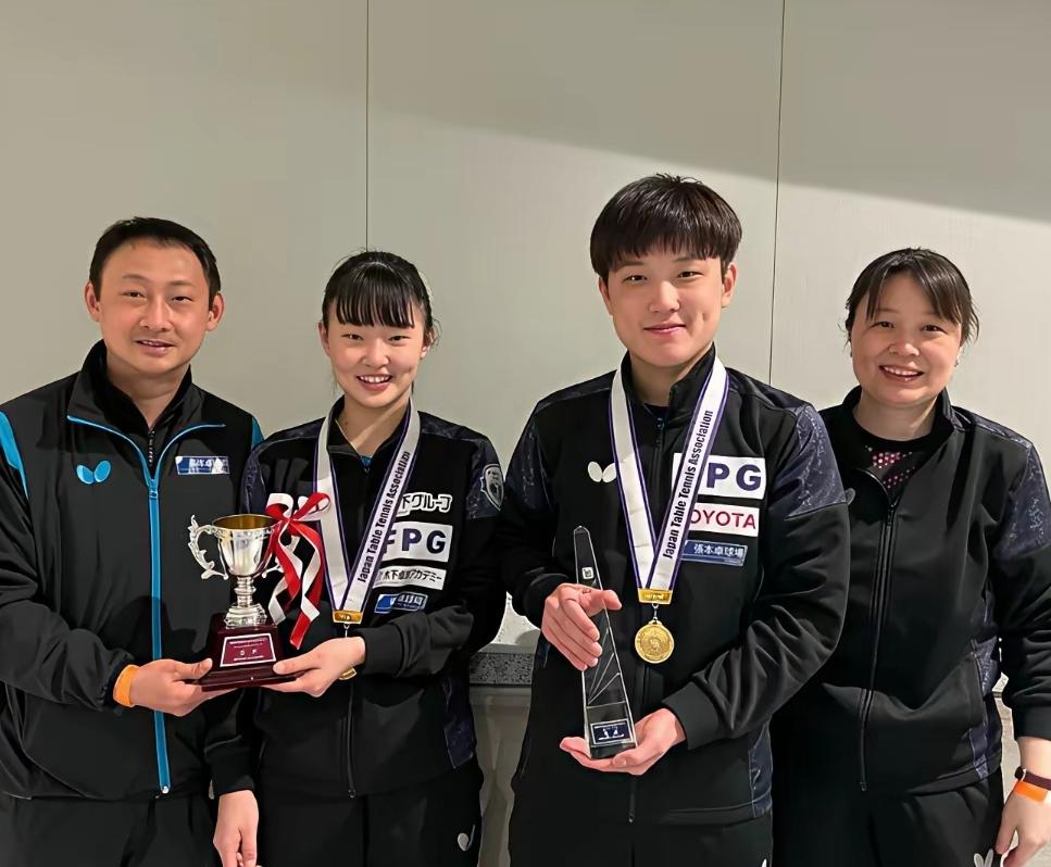 兄妹俩真会长，一人一酒窝，而且，都在左面部。酒窝是颜值的增分项，父母没有，兄妹俩