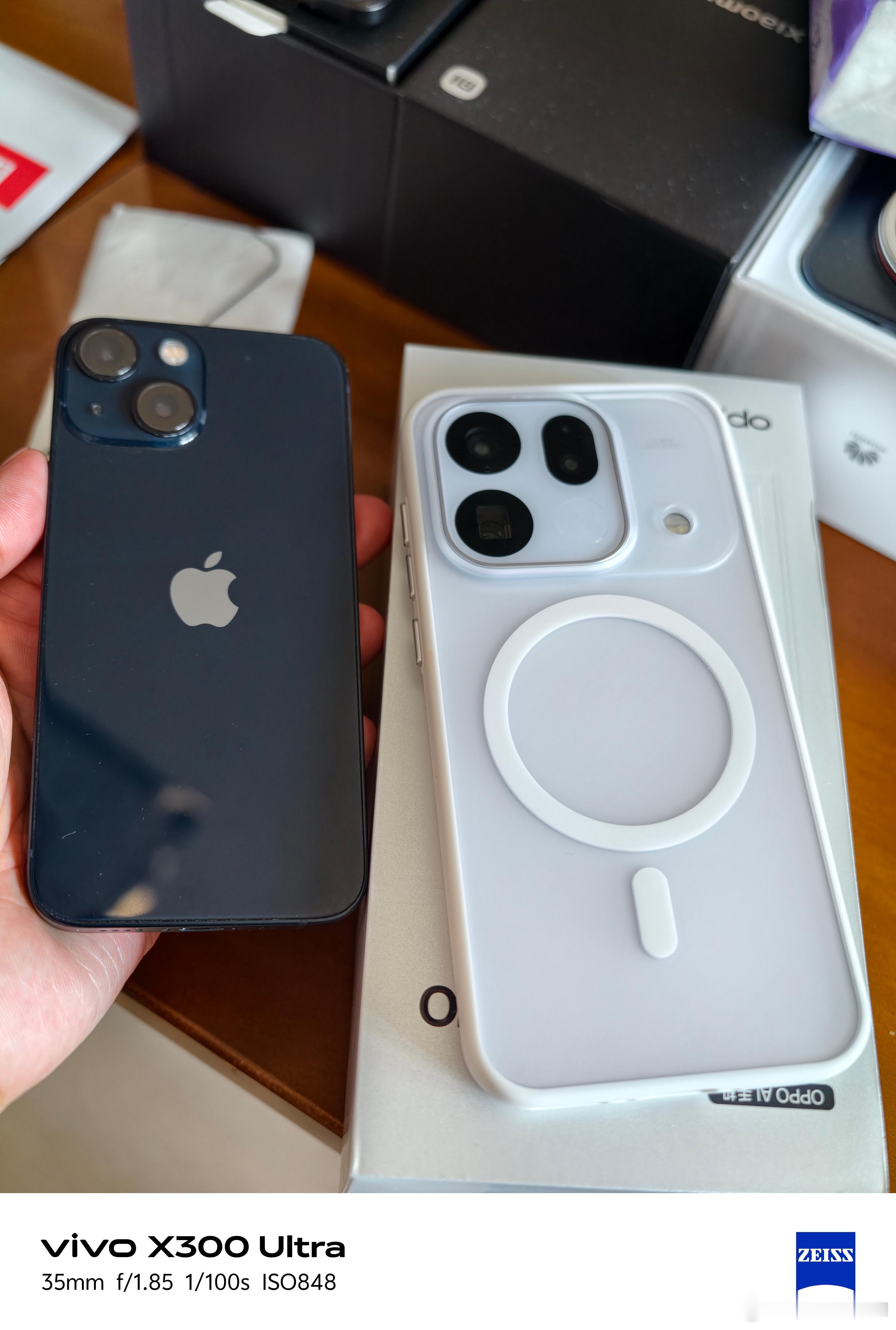 iPhone 13Mini黑色256国行，边框小磕碰掉漆多，屏幕划痕多，成色差，