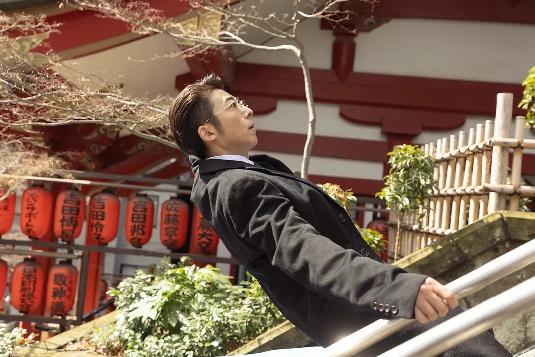 本季日剧看到现在，首集观感最好的一部：《再生 最后英雄》。虽然是“穿越+重生”的