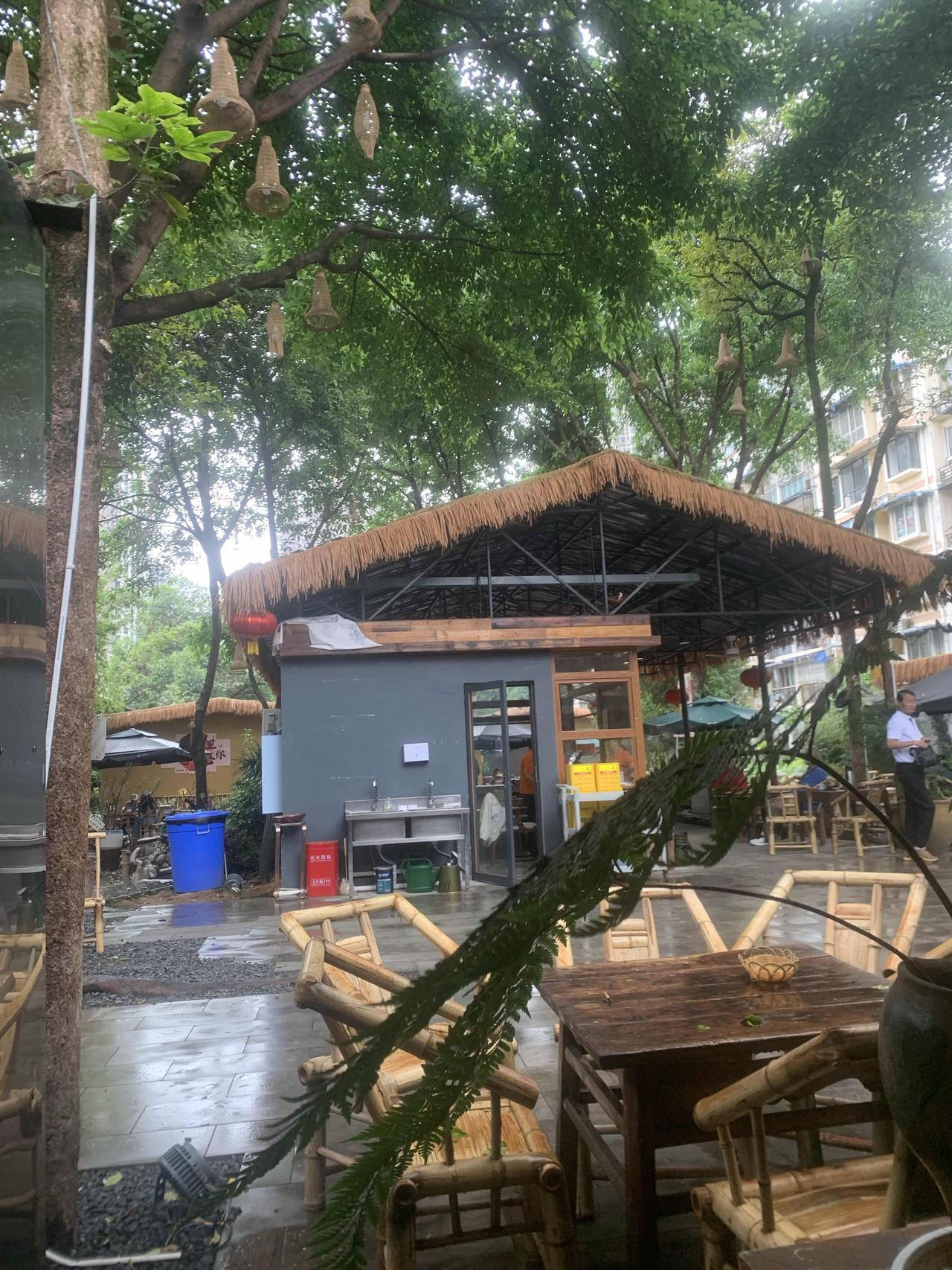 今天早上午10点半结束上午茶，路过成都西北桥旁杨家院子准备去喝一个小时茶。
杨家
