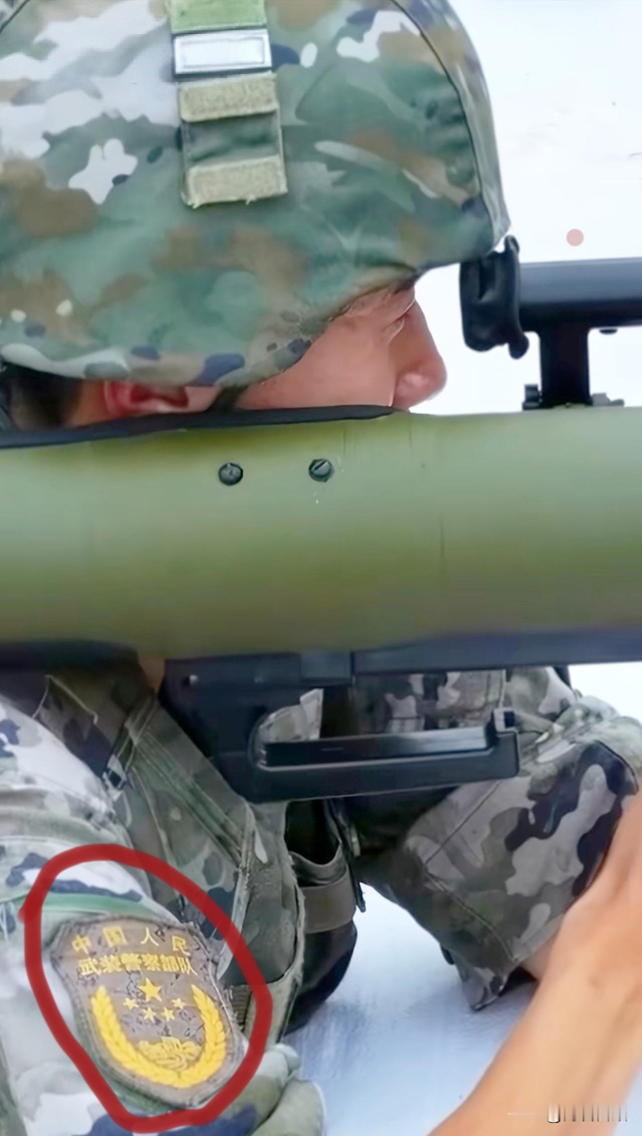 武警也开始操练重武器了。瞧那图中火箭弹出膛瞬间，发射筒筒身通红发亮，是不是让人觉