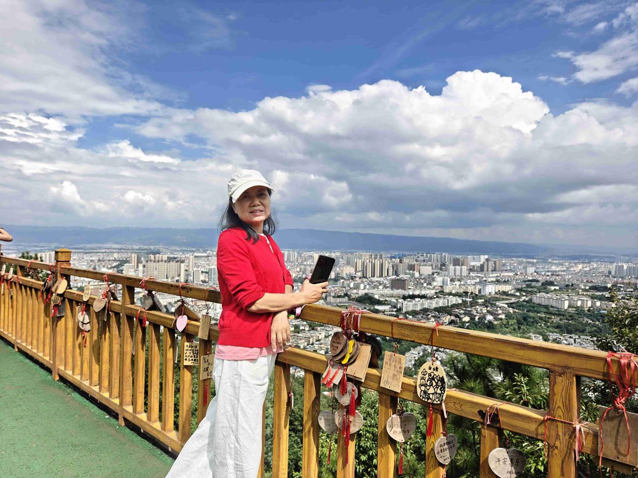 寥廓山顶风光无限

2026年8月10日下午，我和儿媳带着两个孙子，还有闺蜜玲子