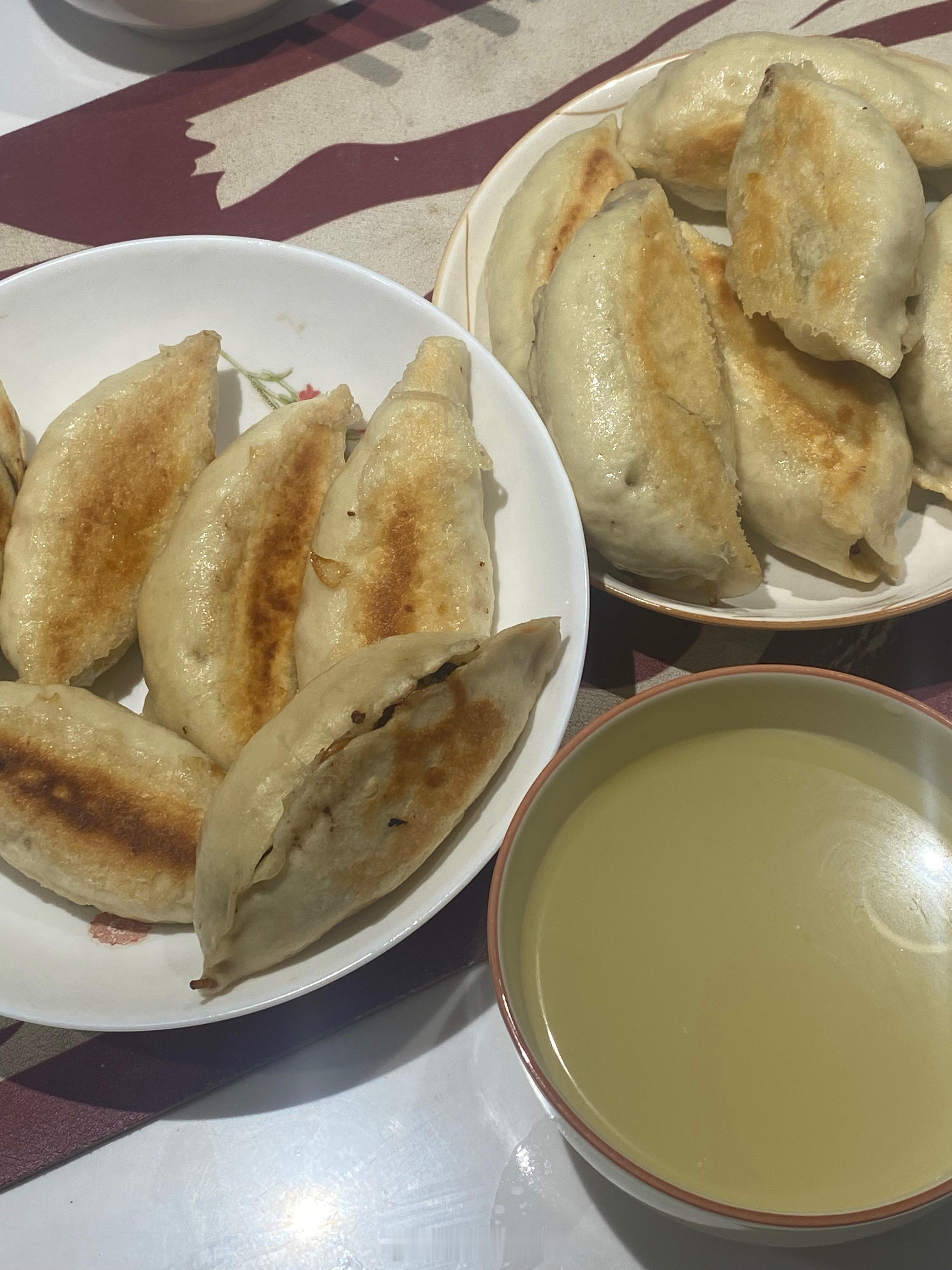 两个盘子的牛肉粉丝煎包10分钟内俩成年人暴力清空。。。 ​​​