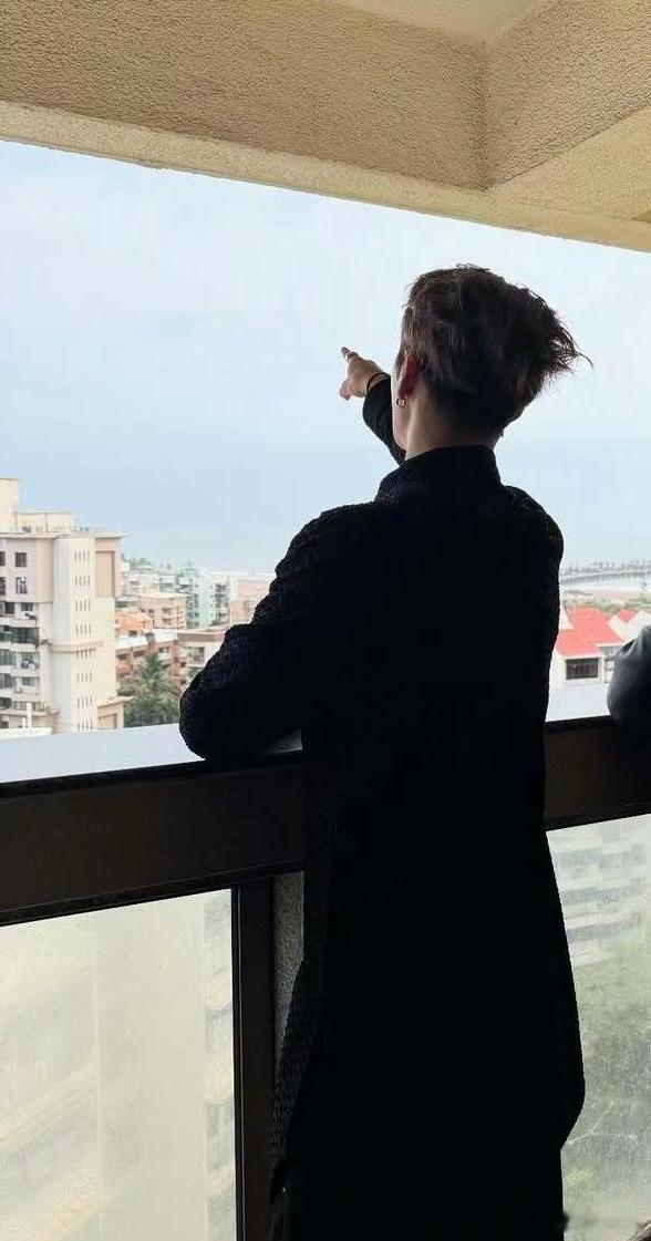 谁来懂一下王嘉尔的背影 ​​​
