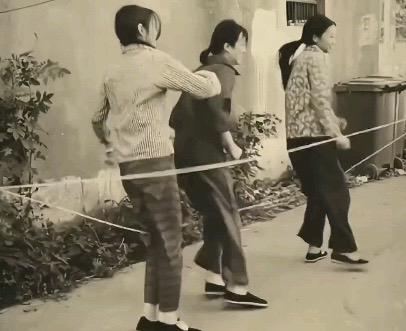 我认为怀念
没有手机的日子，时间仿佛更慢、更厚实。等人时看云，等车时翻书，迷路了
