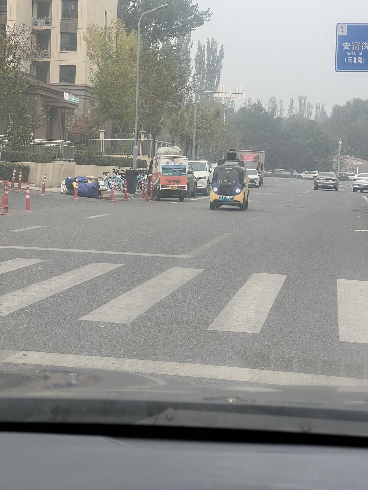今儿在顺义看到的美团外卖无人配送车牛🐮