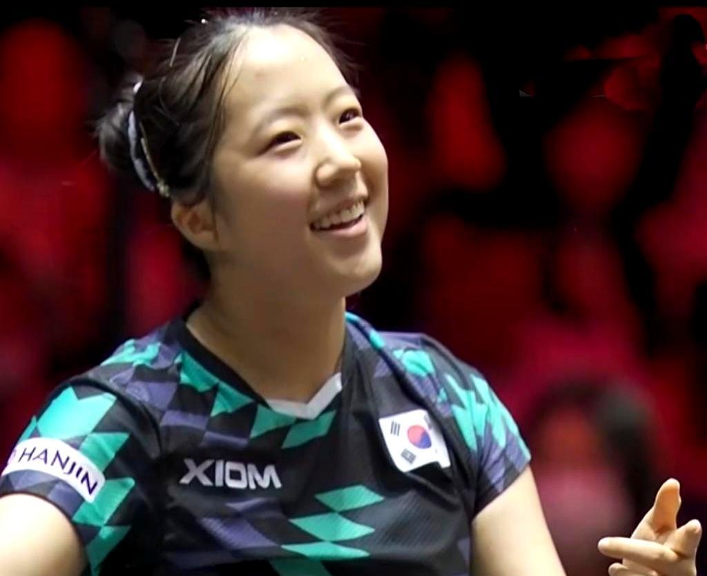 韩国小姑娘累得用中文喊“太累了”，王曼昱笑着拍了拍她。但第一局打到21比19才输