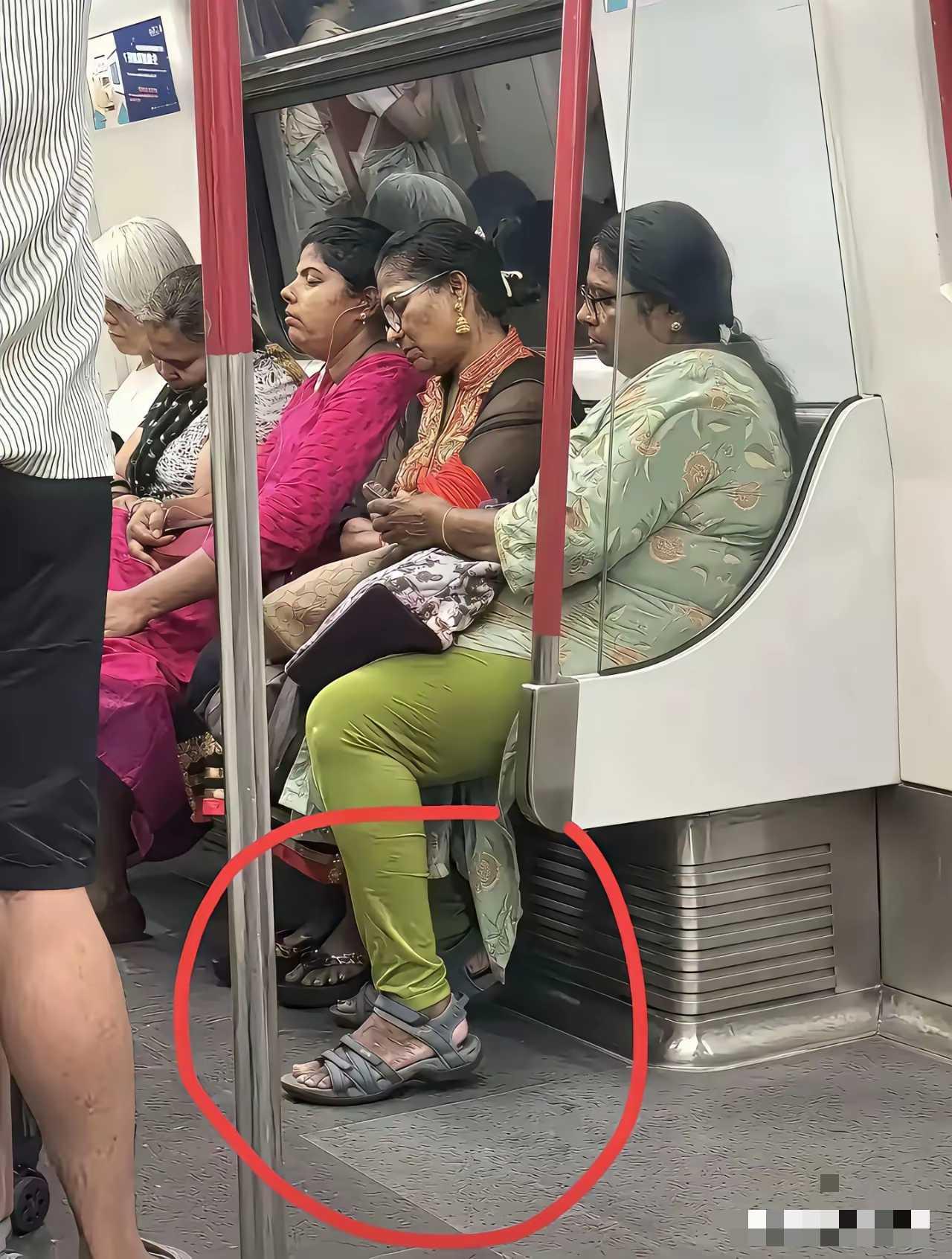 听说是在国内某地铁上的印度人。