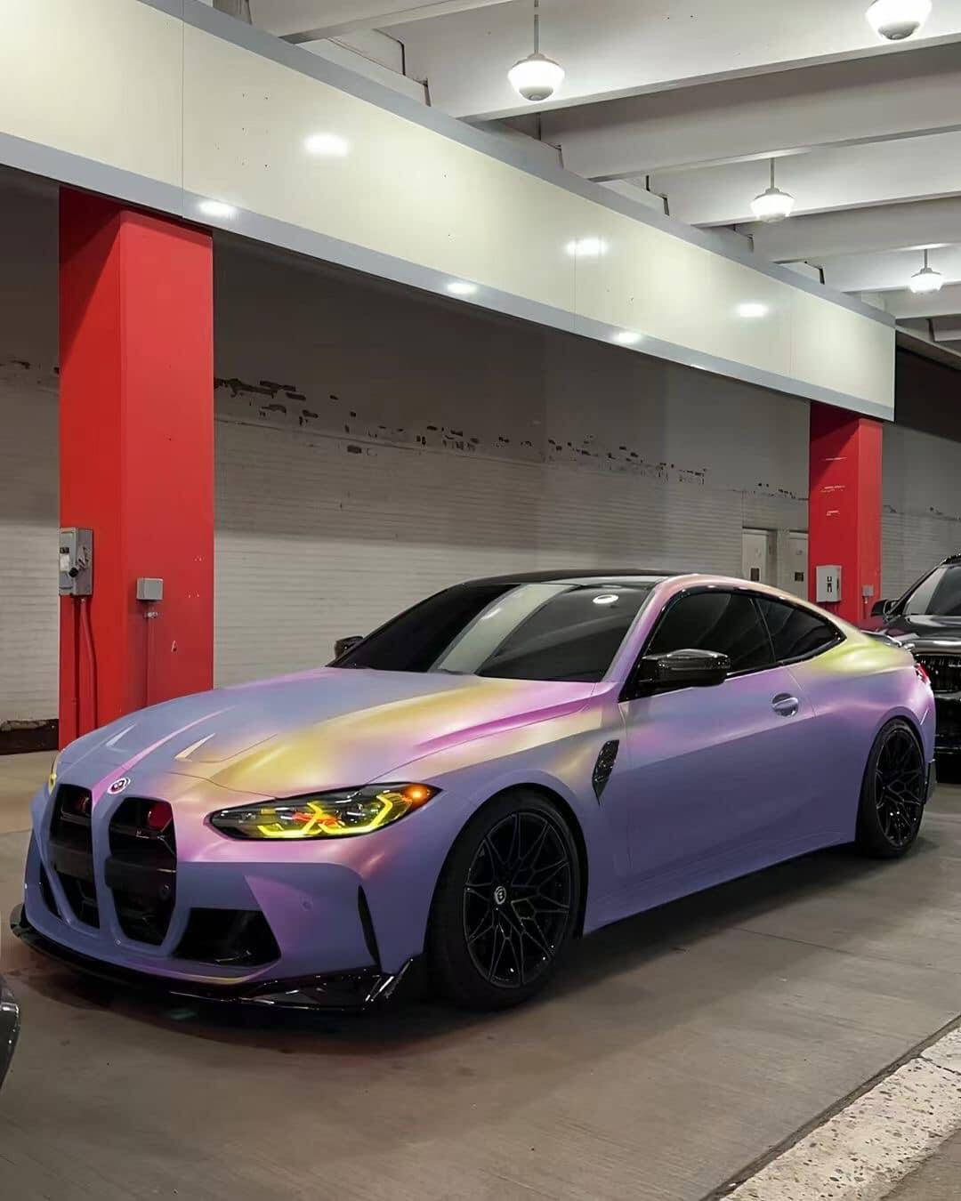 很多人把紫色默认成“更适合女生”，但放在M4这种车上不是这回事。这个颜色有暗夜感