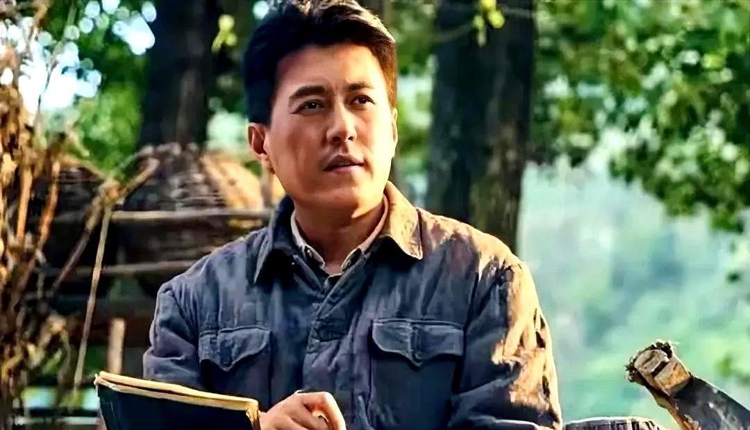 警惕你的演技标签正在拖垮你。
张颂文的微表情教科书失灵了。
靳东擦掉发胶钻进县城