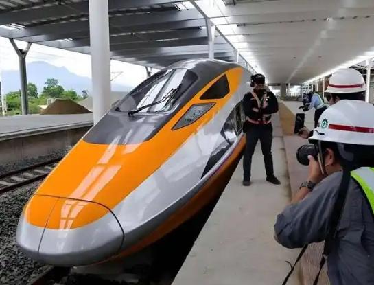 越南这回可是摊上大事了！本来想挺直腰杆，甩开中国单干高铁，结果呢？被美日德联手“