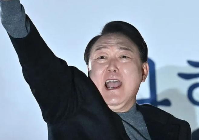 尹锡悦气的牙都要咬碎了！他3年都没做到的事，李在明61天就做到了.

韩国政坛最