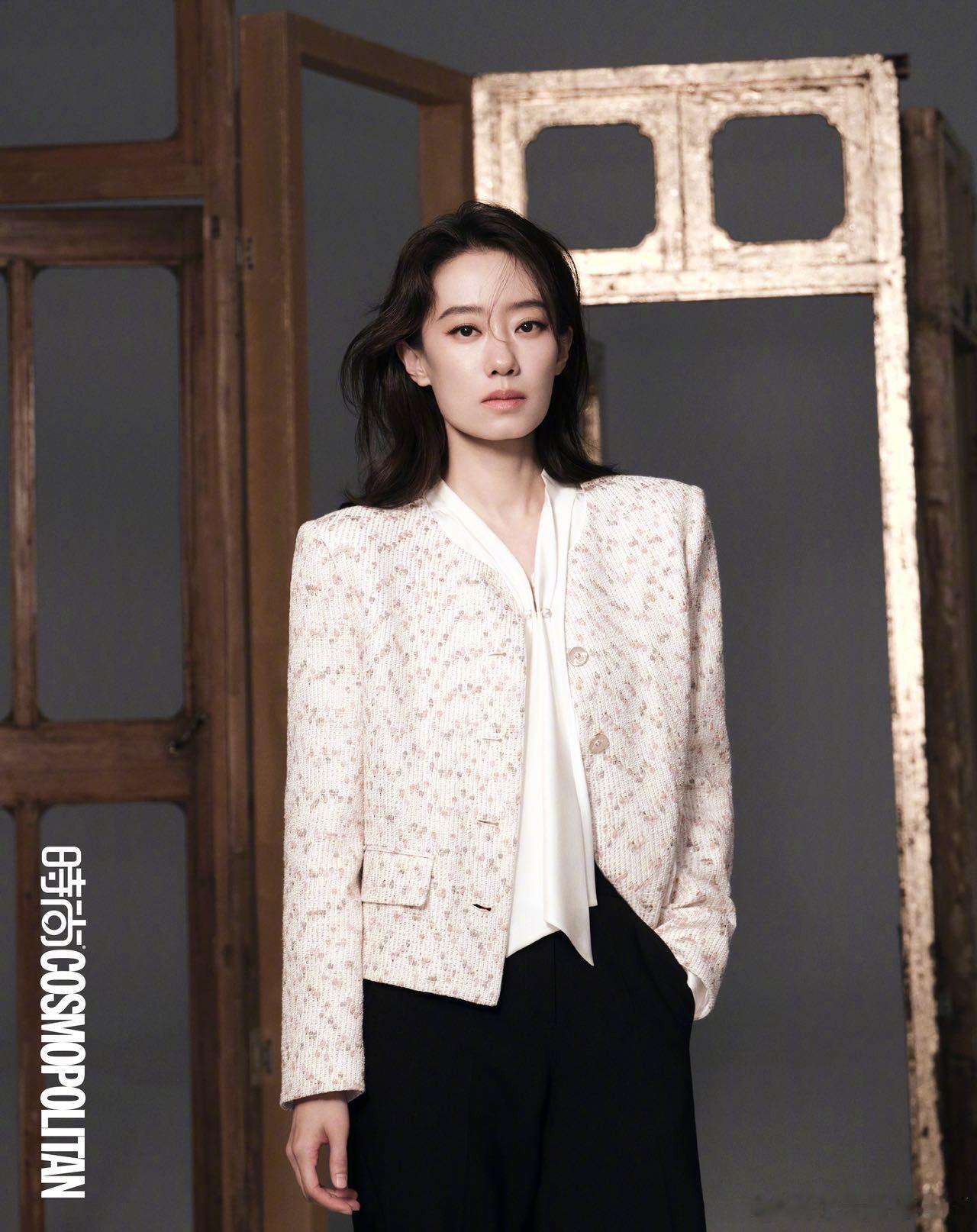 张小斐时尚COSMO闭年刊封面张小斐的时尚感完全不依赖华丽的动作，而是通过眼神和