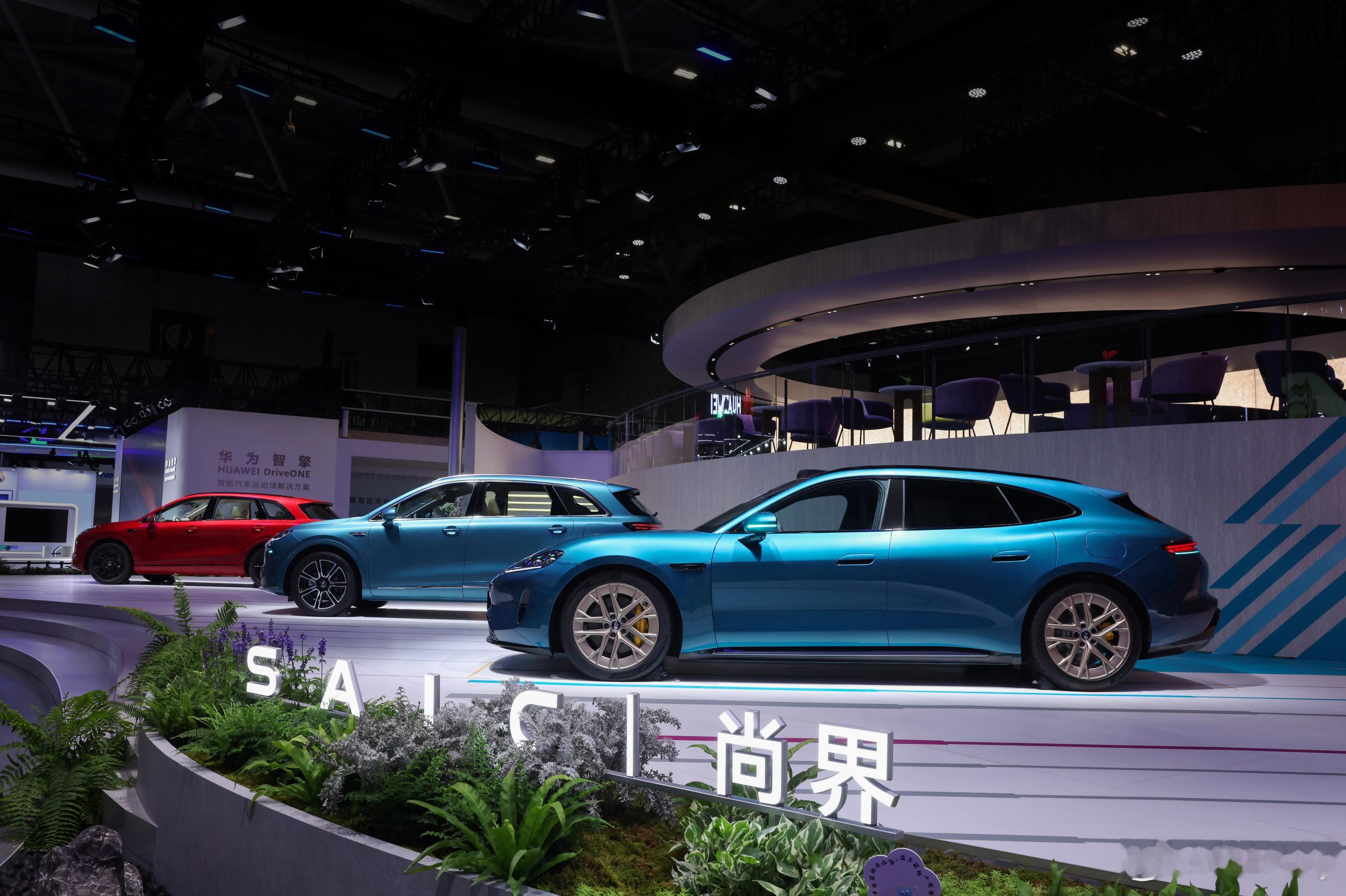 2026粤港澳大湾区车展 鸿蒙智行“五界同台”这个阵容还是挺有看点的。问界、智界
