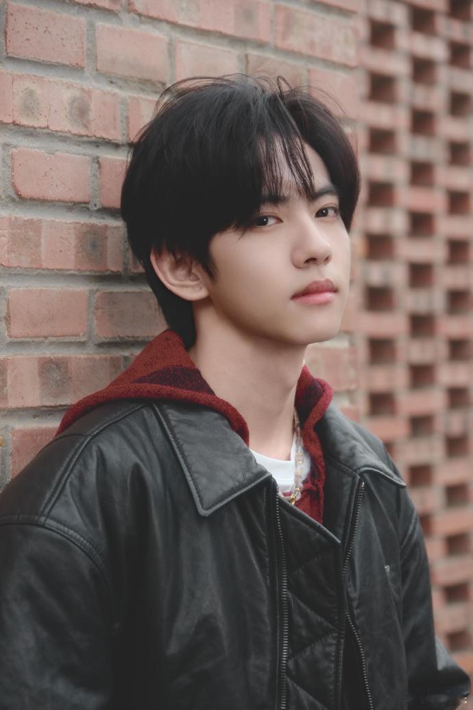 刘轩丞红卫衣黑皮衣，刘轩丞皮衣质感随拍，奶呼呼的男大变身拽哥上线，谁能不被这个刘