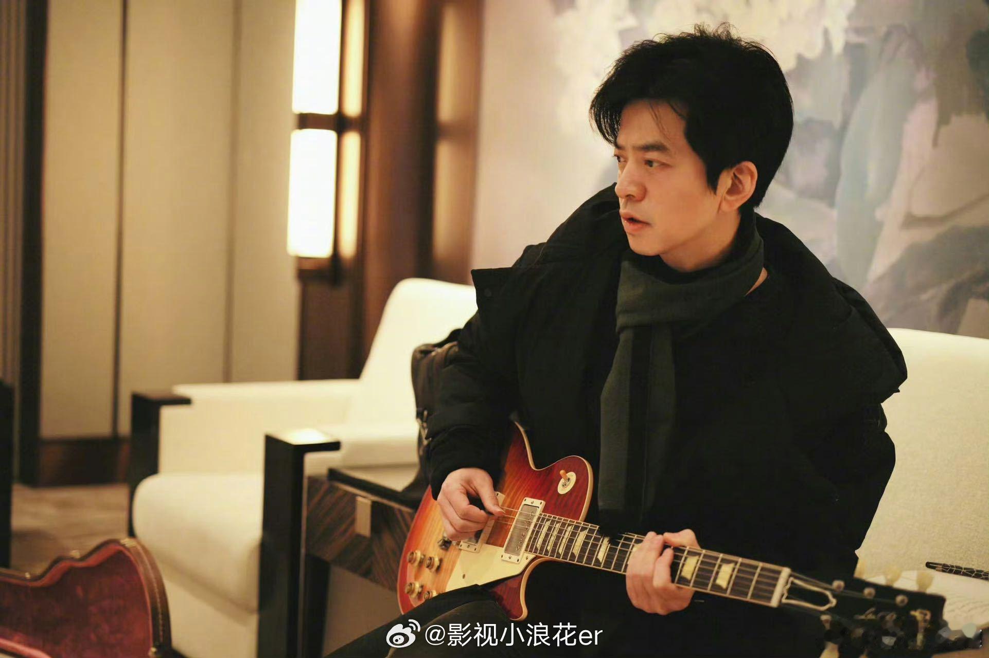 李健被素人唱的送流水打动魔力歌先生 素人演唱的《送流水》确实有实力，能打动李健也