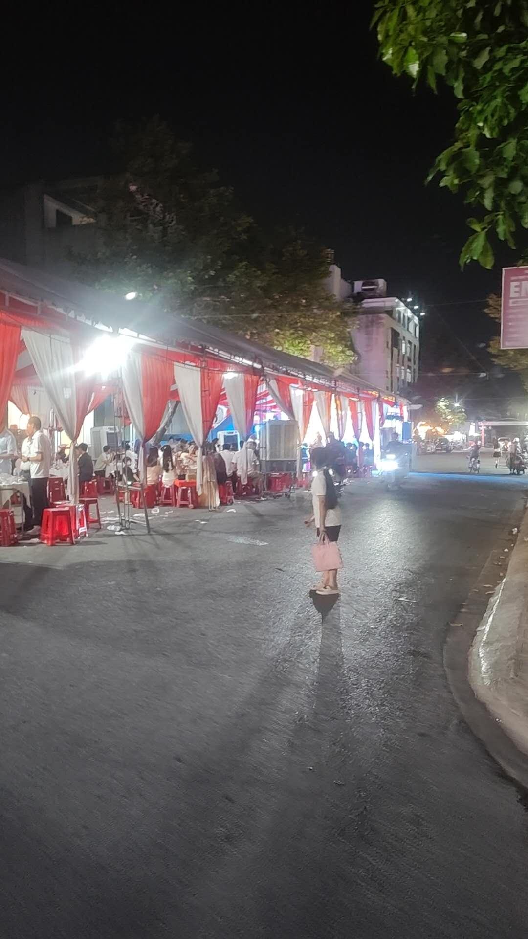 旅行随手拍分享下越南人的酒席，他们搭的大棚酒席很热闹啊，越南人也很热情，看到中国