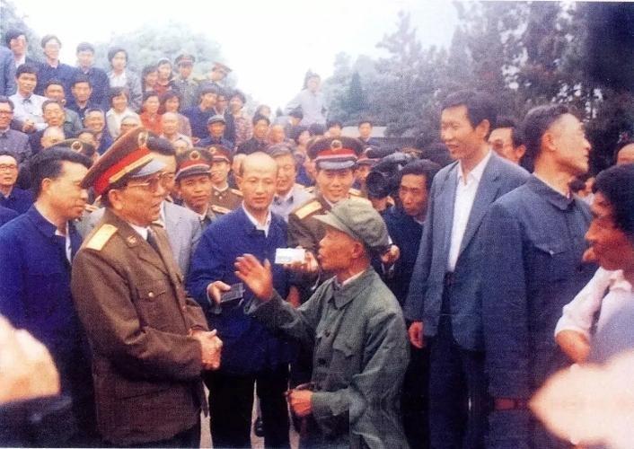 提起开国将军们的儿女亲家，大家脑海里浮现的第一印象往往是“门当户对”，或者是老一