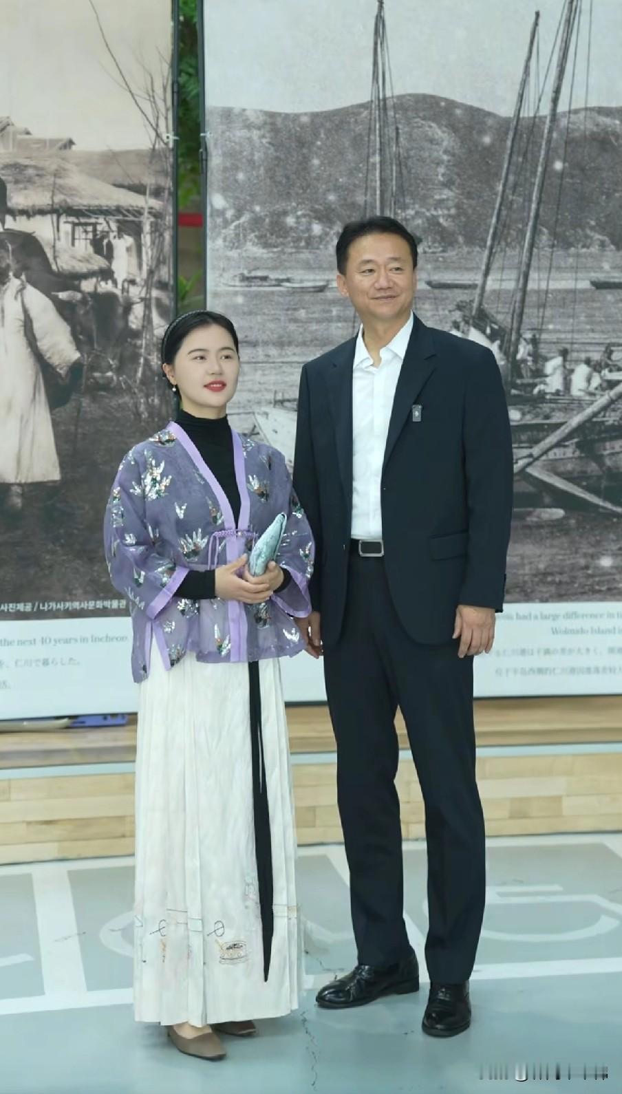 相宜跟韩国人互送礼物真不少，一会儿你掏出来一个，一会儿我掏出来一个。

兵马俑小