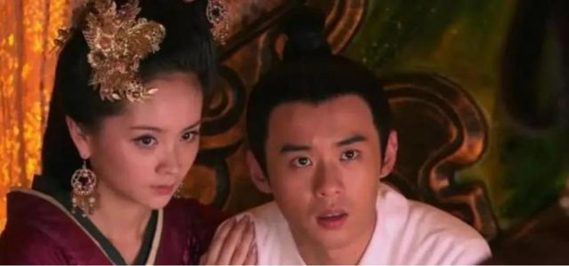 古代夜里，卧房内，60岁的馆陶公主刘嫖直勾勾的盯着18岁的养子董偃，低声道：“偃