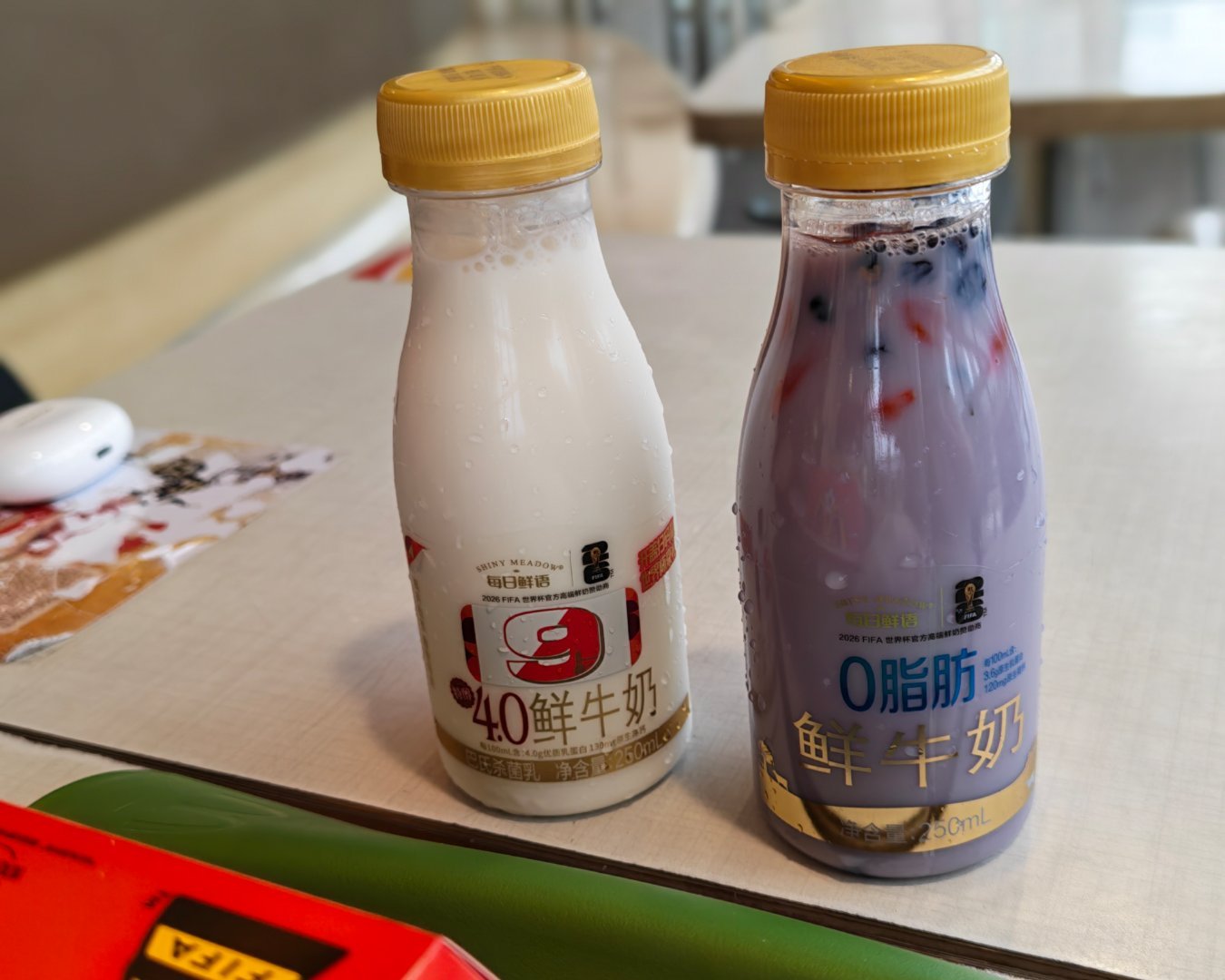 听说黑枸杞美白，泡牛奶里正正好解锁每日鲜语新喝法