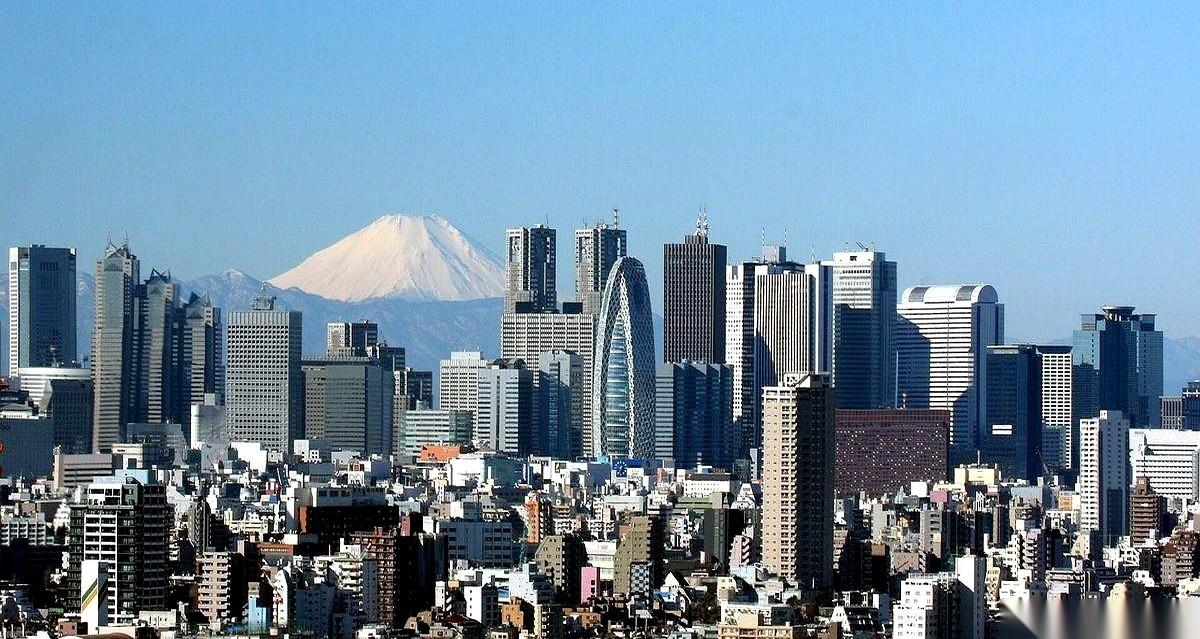 超过一半的日本老百姓，现在根本不在乎中日关系。
他们正盯着超市里涨价的鸡蛋叹气。