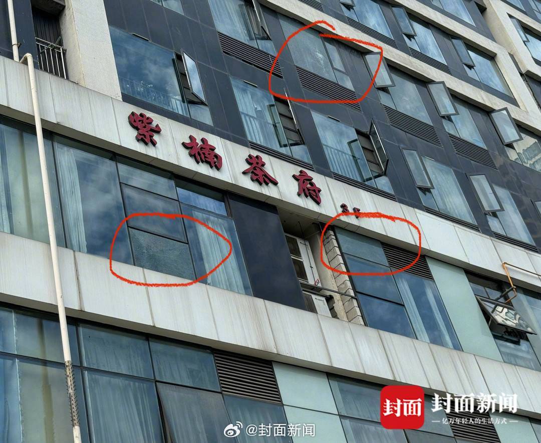 【#成都一小区多家玻璃无故碎裂# 目前警方已立案】近日，成都阳光100米娅中心（