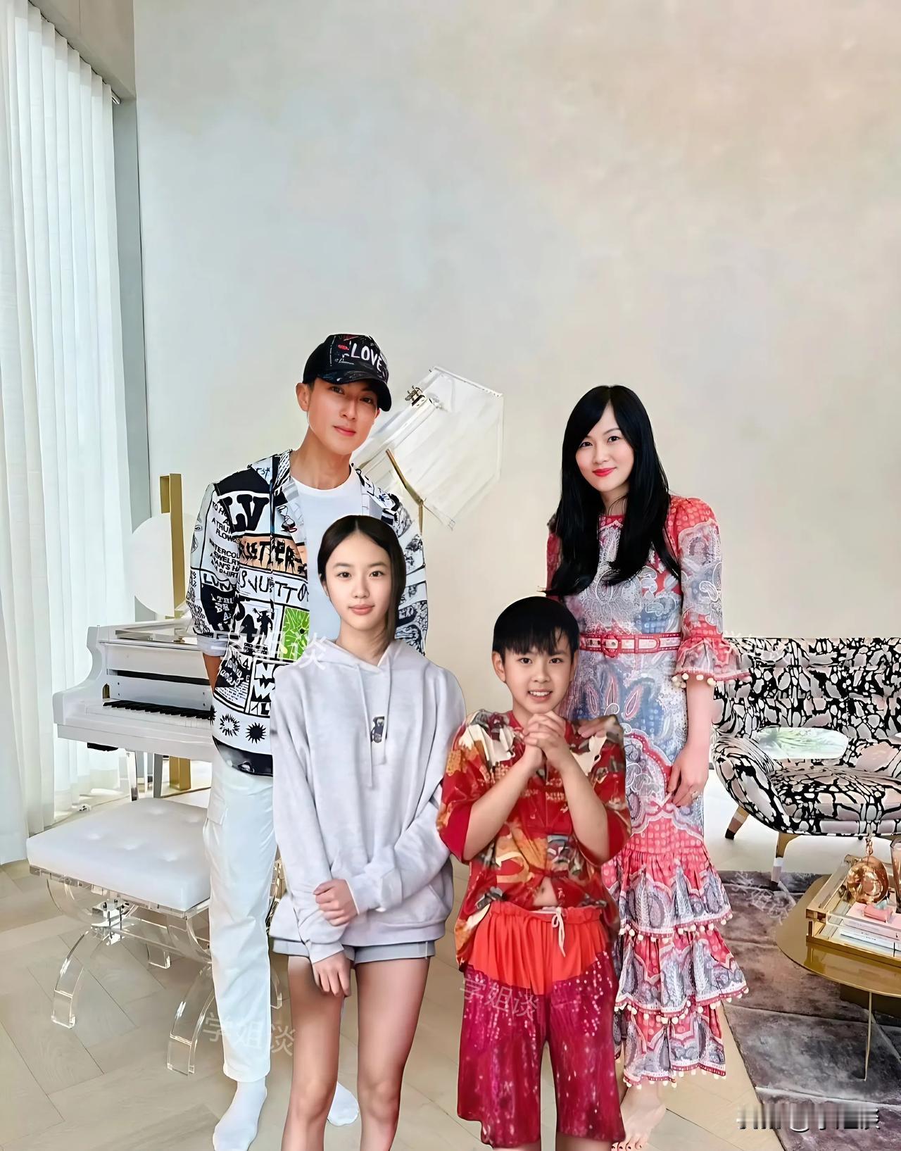 吴尊对他的老婆林丽莹很满意

因为他每次参加私人活动时都会带着老婆一起去，还会拉