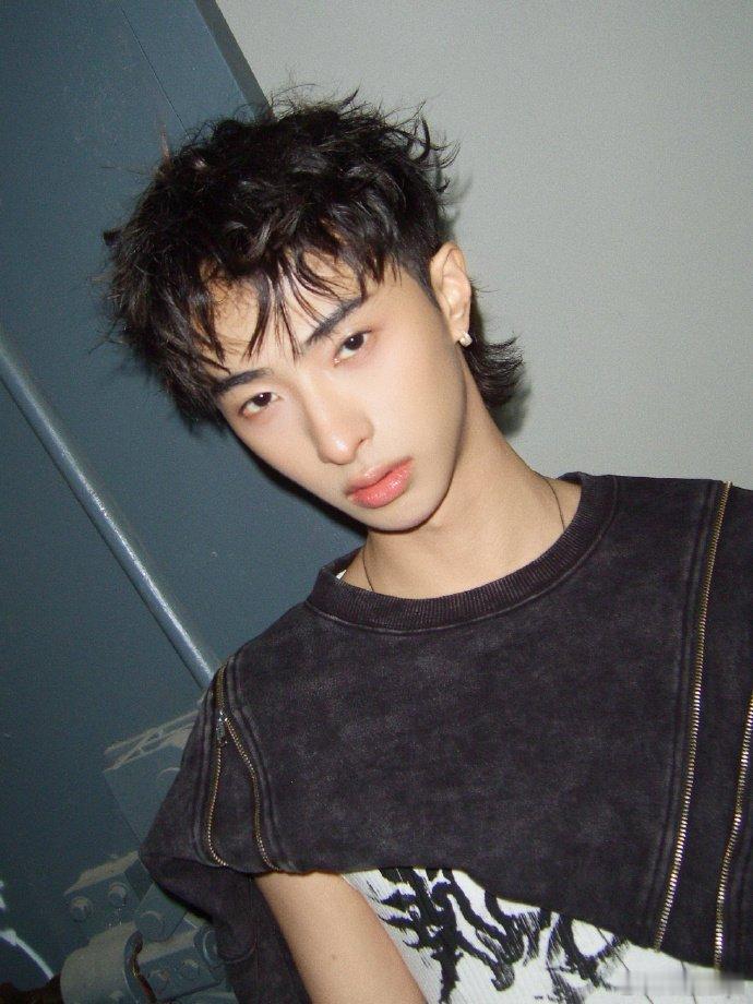 恩利加盟桃花坞6桃花坞第六季重庆路透被恩利重庆路透狠狠惊艳到了！少年感十足，穿搭