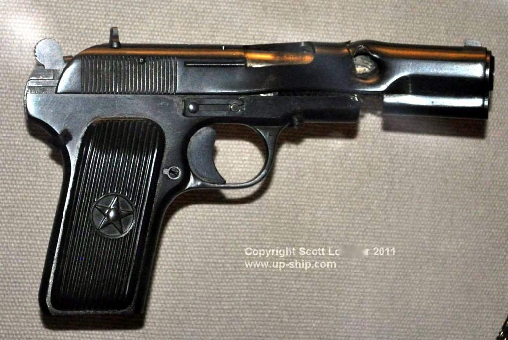 在西点博物馆展出的中国54型手枪。
54型手枪实际上是1933年推出的苏联TT-