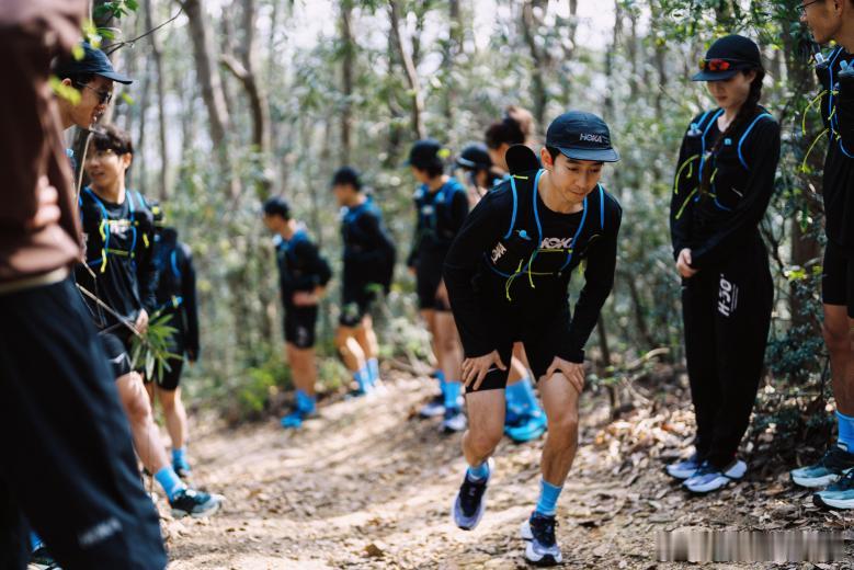 昨天的莫干山越野赛 by UTMB®，HOKA 的参与度确实也是拉满了。不光派出