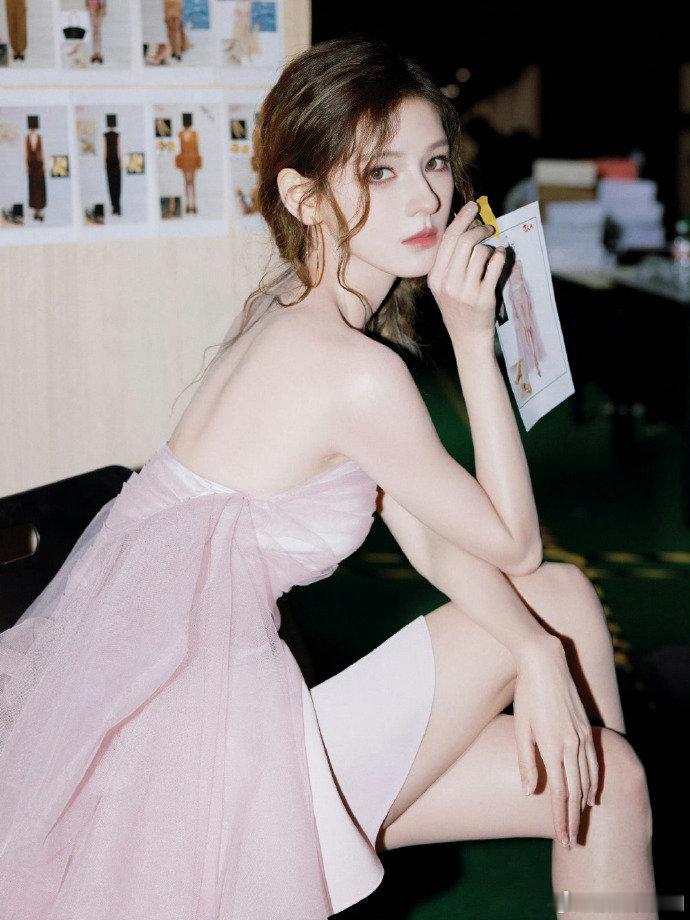 张予曦臭脚就这么水灵灵说出来合伙人高光时刻 张予曦一句臭脚说得自然又灵动，真实不