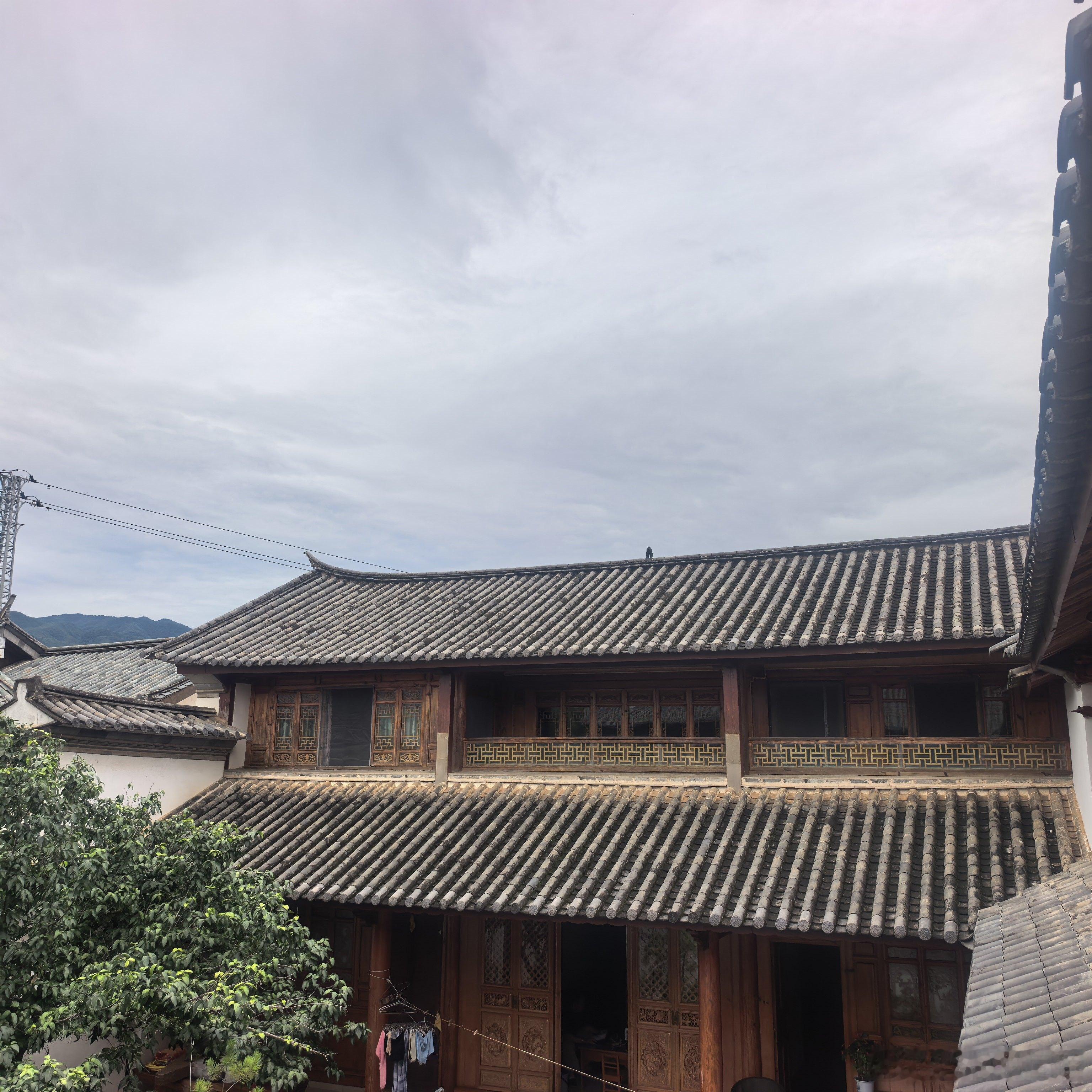 上次对沙溪惊鸿一瞥，就想来住一晚，今天过来了，住了个白族院子，咋说呢，三百块一晚