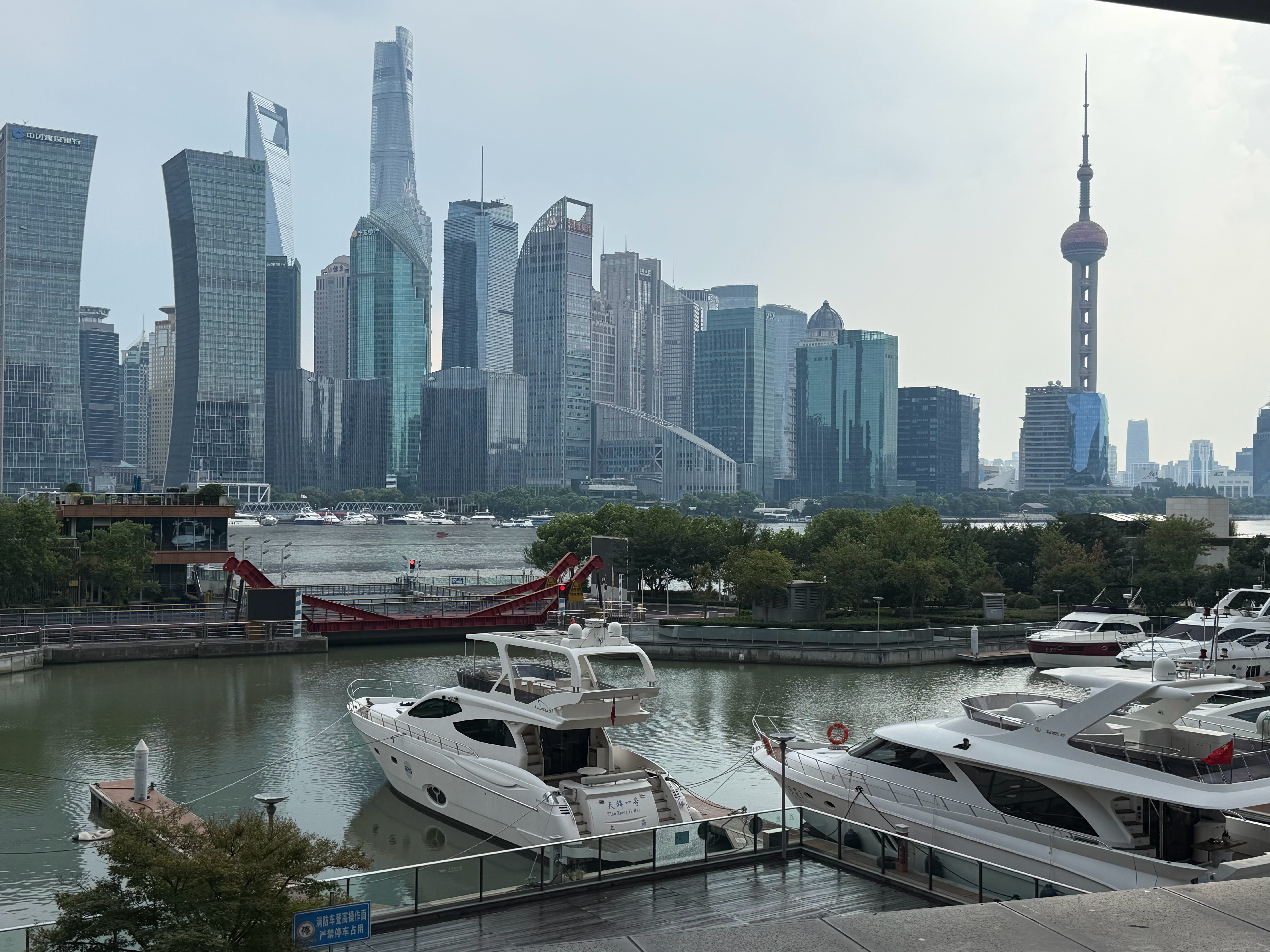 进城了看见上海滩的繁华还是很激动啊… 
