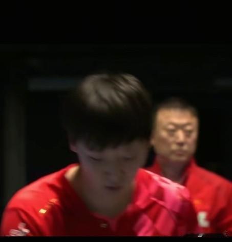马琳对王曼昱太放心了，眼神又溜号到其它台。
王曼昱今天对战瑞典卡尔伯格，卡尔伯格