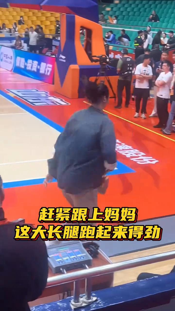 2米26的身高，女版姚明。
张子宇来到老家，山东主场跟粉丝们打招呼，观看男篮比赛