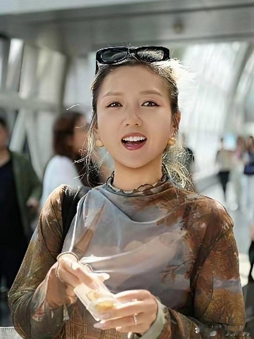 何洁现身成都，她这次搭配的很有潮流时尚感，看上去也格外的显年轻，气质超好。 