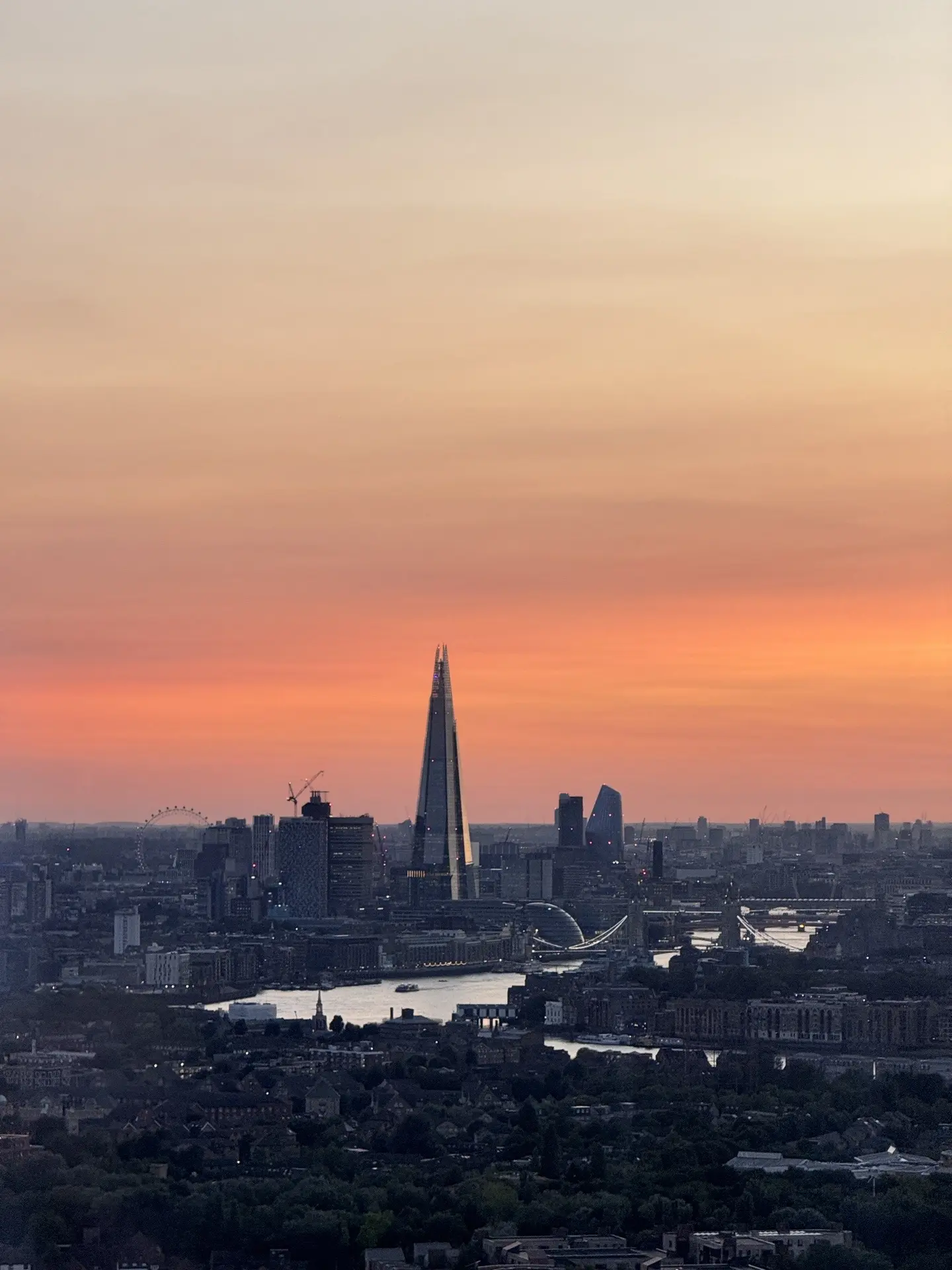 伦敦的晚霞怎么都看不腻。看看你们最近有没有错过世纪晚霞