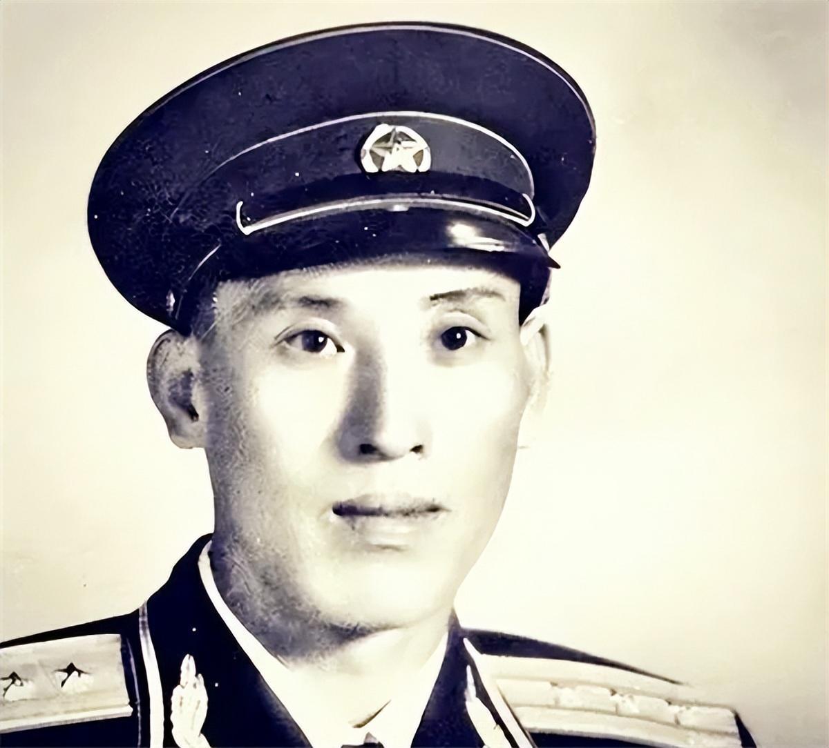 1959年，郑其贵在街上散步，突然有一个人抱住他：“师长，是我啊！”郑其贵看了对