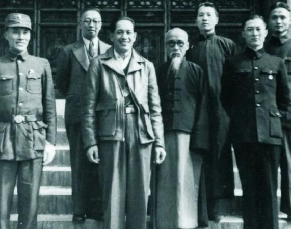 1949年12月，成都新津机场。孙元良揣着金条，想混上最后一班飞往台湾的飞机。可
