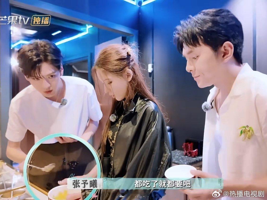 李佳琦来自steve的自觉李佳琦发现张予曦和毕雯珺正在调火锅蘸料，立马识趣的走开