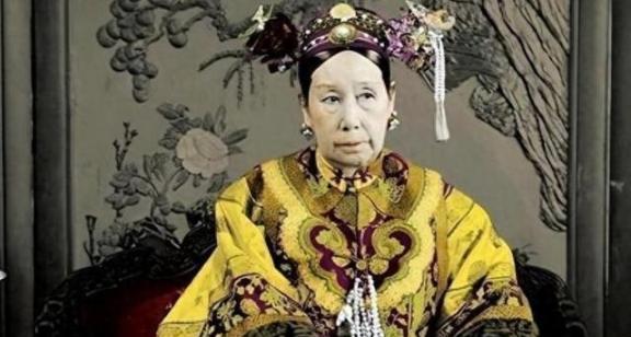 清朝灭亡后，李莲英姐姐才敢说出实情：慈禧其实不是病死的！

晚清那段日子，宫廷里