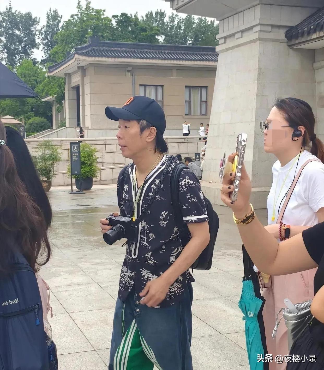 朱茵一家三口西安旅游，61岁黄贯中头发花白背佝偻，女儿超美！朱茵 [福][玫瑰]