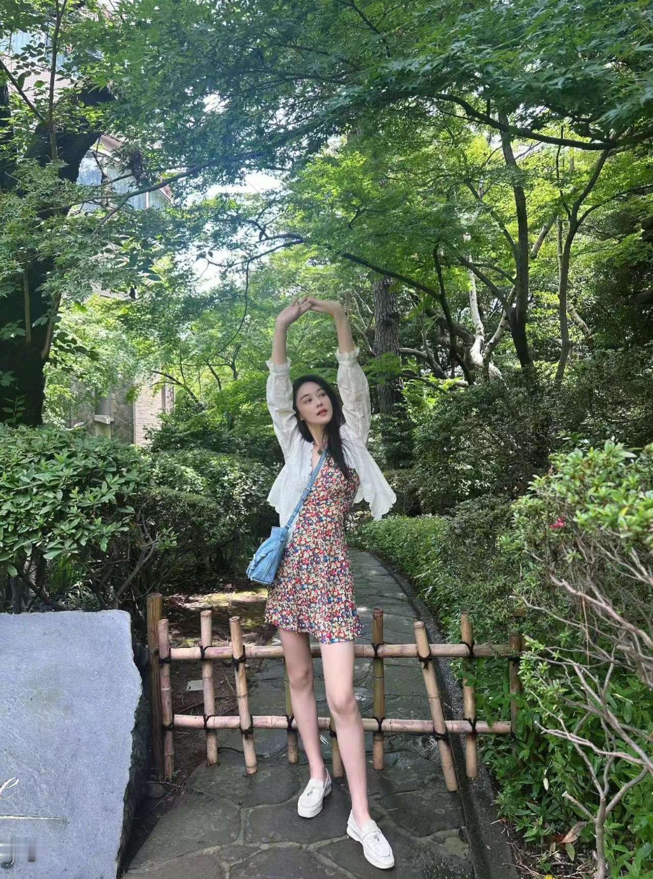 #张馨予V领碎花裙##张馨予早安自拍#张馨予早安自拍，哇塞哇塞 ​​​