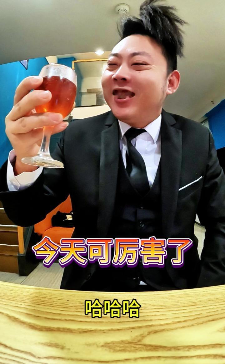 杨柳春风今夜闲，一杯浊酒问青天。
为何花有重开日，人却从无再少年。
哈哈哈。